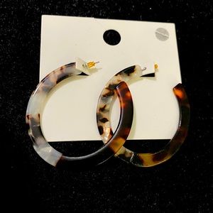 Beautiful tortoise looking hoop earrings.